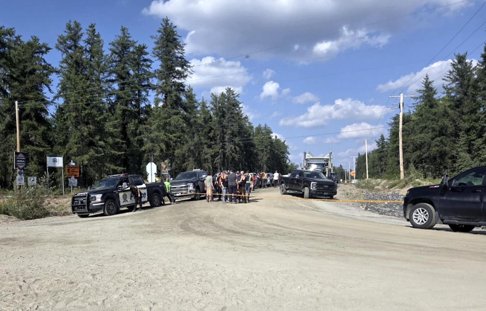 Blockade Blocus of the parenting path by Atikamekw at km 106, July 10, 2025.